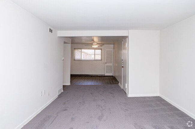 1BR, 1BA - 660SF - Living Room