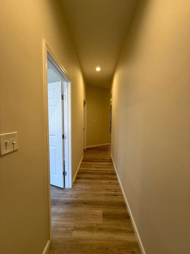 Photo - "Charming 2-Bed Oasis in St. Louis City – Spacious 1000 Sq Ft Living at 3215-3217 Nebraska Ave!" Unidad 3217-1F Nebraska Ave