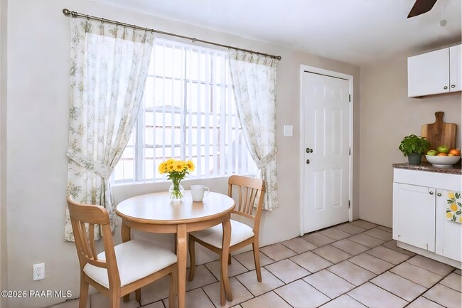 Photo - 302 W Flores St Unidad 2