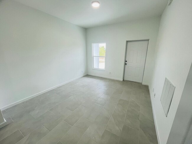 Photo - 648 Wentworth Dr