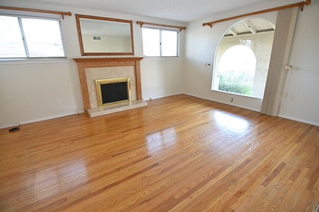 Photo - 4 bedroom 2 bathroom home near Kaiser Hospital!