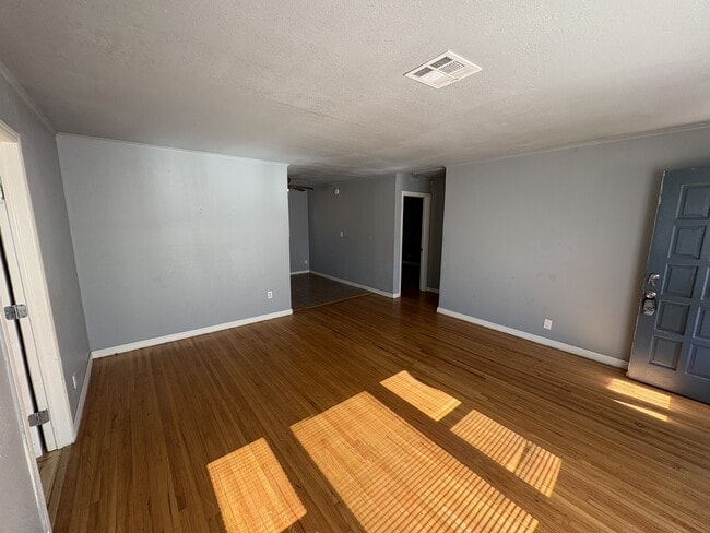 Photo - 627 E Young Pl