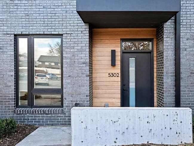 Photo - 5302 Elmwood Plz