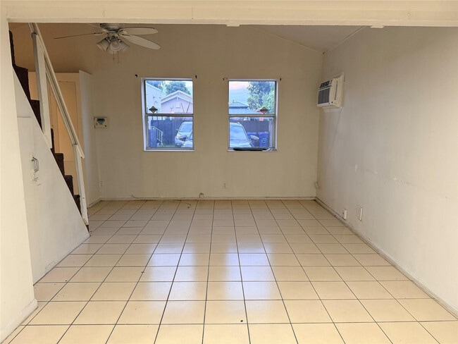 Photo - 1729 Moffett St Unit 17