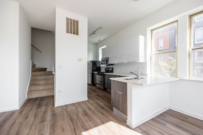 Photo - Spacious 2BR/2.5BA Duplex-Up in Humboldt Park with In-Unit Laundry! Unidad 206