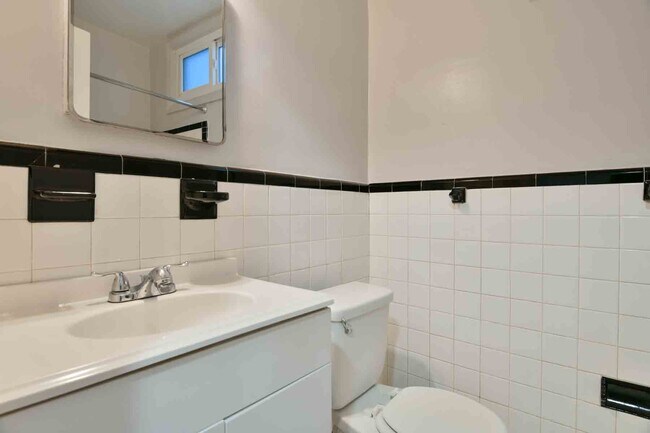 Photo - 725 Kearny St NE