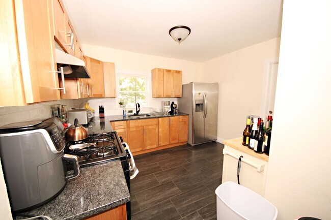 Photo - 4 bed 2 bath in Waltham no broker fee