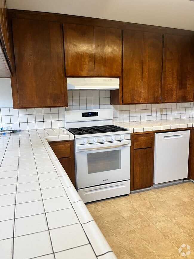 Building Photo - 2 bedroom, 1 bath condo with garage Unit E