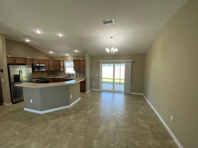 Photo - Beautiful Unfurnished 3 bed, 2 bath ANNUAL...
