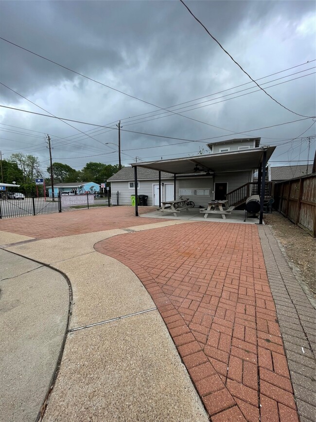 Building Photo - 2302 Avenue H Unit 7