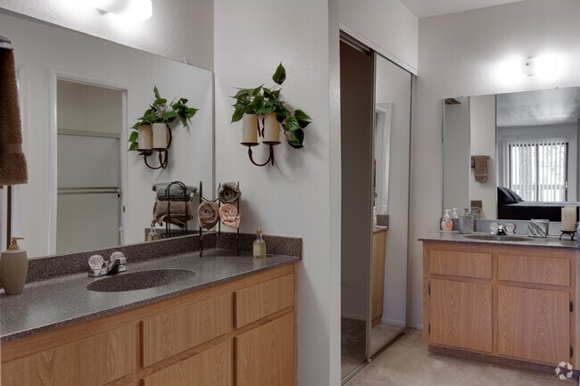 2BR, 2BA - 1,055SF