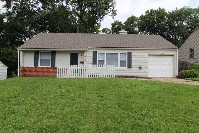 Building Photo - 3 Bedroom 1 Bath Home In Prairie Village