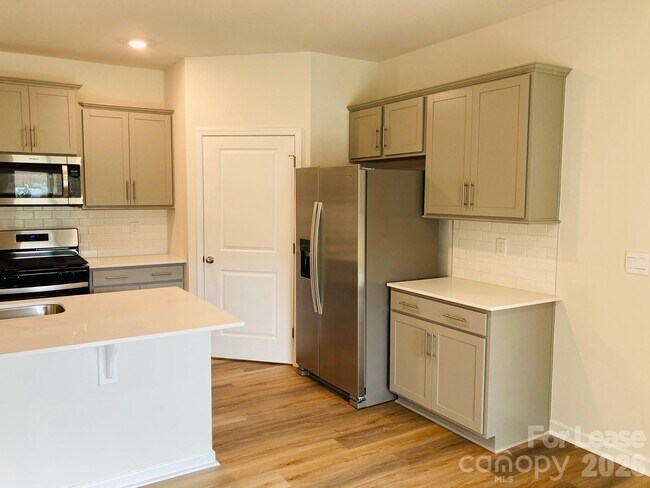 Photo - 3664 Mercer St
