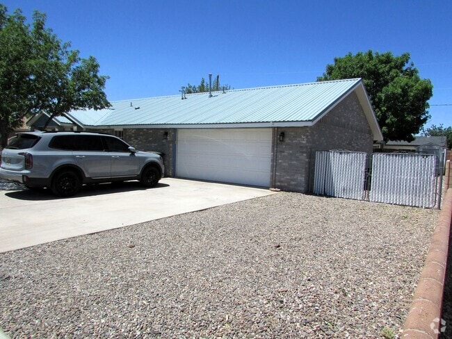 Building Photo - 3 Bedrooms, 2 Bath House