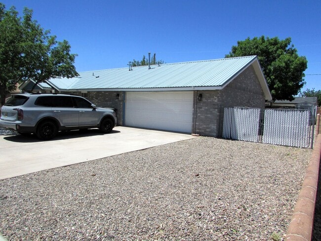 3 Bedrooms, 2 Bath House - 3 Bedrooms, 2 Bath House