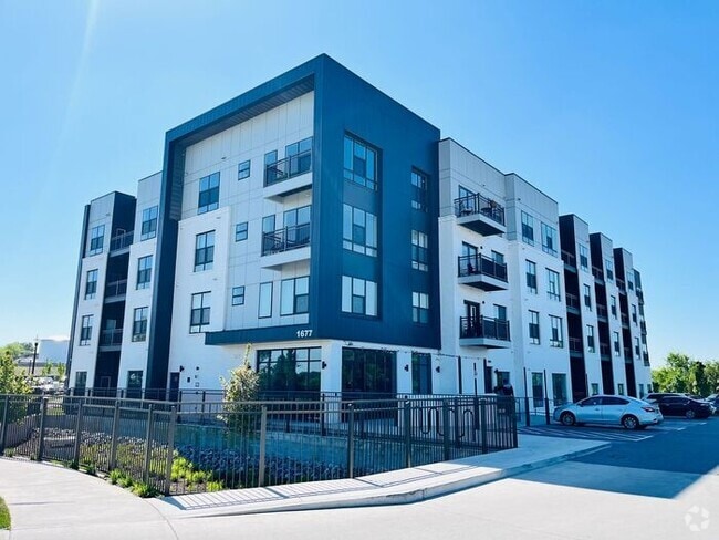 Building Photo - Beautiful 1-Bedroom Townhouse with Modern ... Unit 415