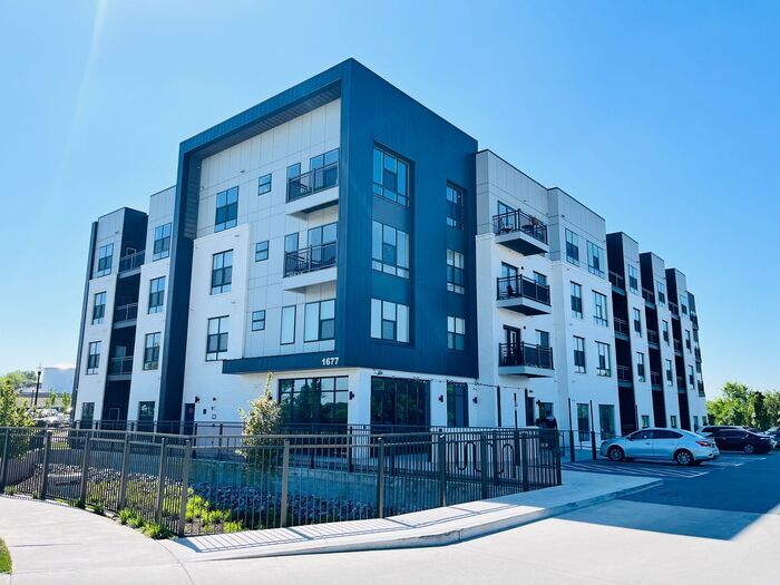 Beautiful 1-Bedroom Townhouse with Modern ... - Beautiful 1-Bedroom Townhouse with Modern ...