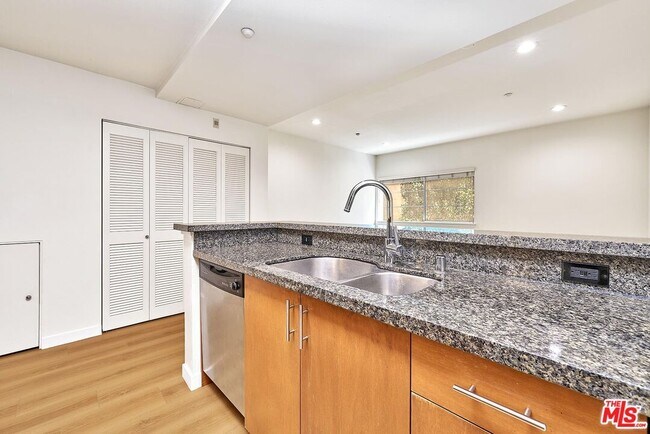 Photo - 2864 Sunset Pl Unidad 203