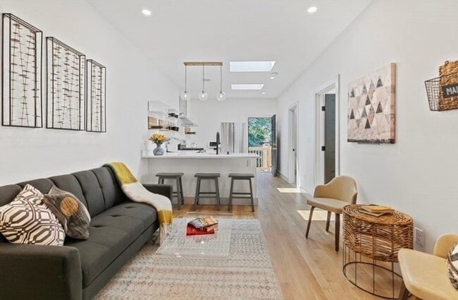 Building Photo - 43 Wordsworth St Unit 1