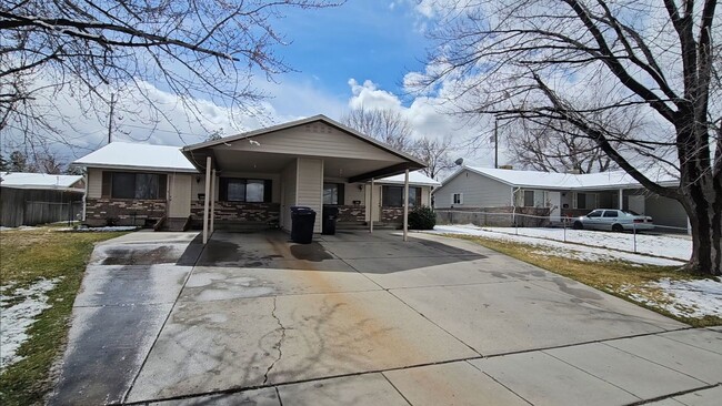 2 Bd 1 Ba Dupex. Clean & Rent Ready - 2 Bd 1 Ba Dupex. Clean & Rent Ready House