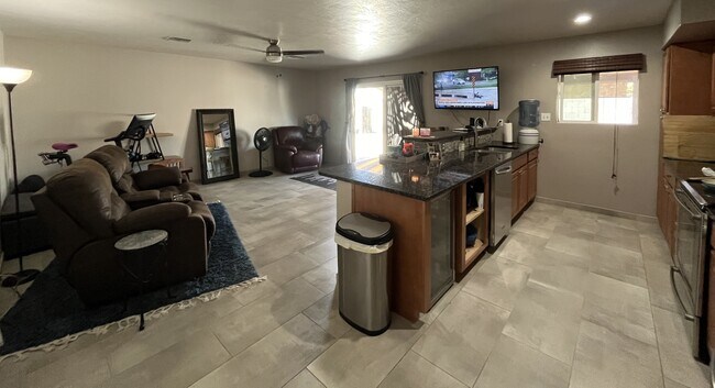Kitchen great room - 1661 E Bishop Dr