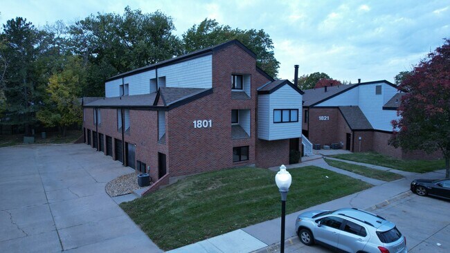 Photo - Luxurious 2-Bedroom Apartments with Modern Flair and Parkside Living! Unidad 4 Furnished Finder