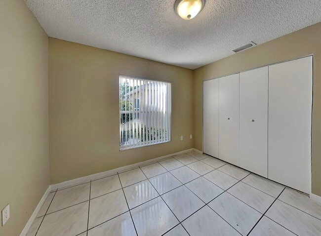 Photo - 2715 Taylor St