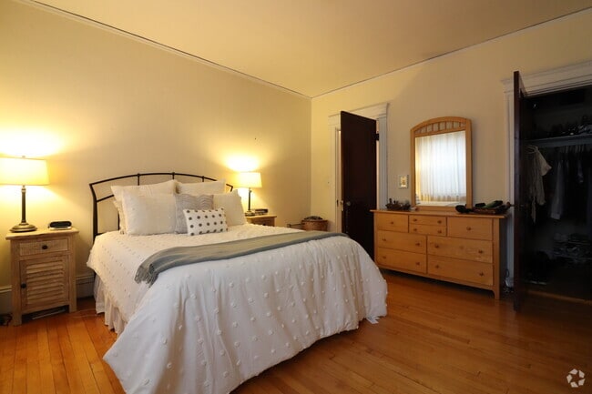 Building Photo - 1100 Beacon St Rental