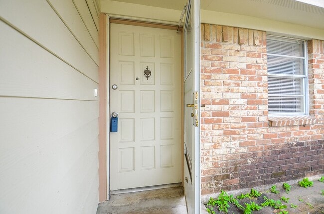 Photo - 818 Overland St