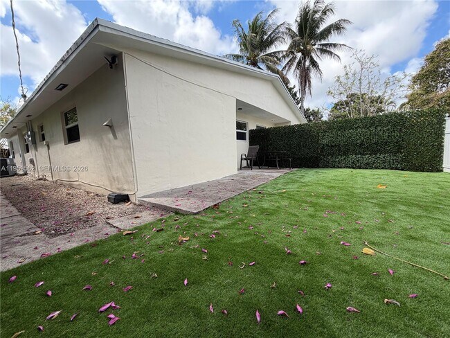 Building Photo - 951 SW 16th St Unit 1-2