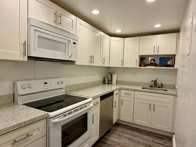 Building Photo - 3000 Riomar St Unit 410