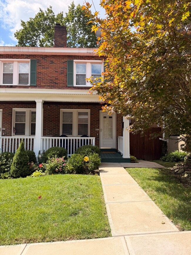 Building Photo - 607 1/2 Klemont Ave Unit 607 1/2 Klemont Ave