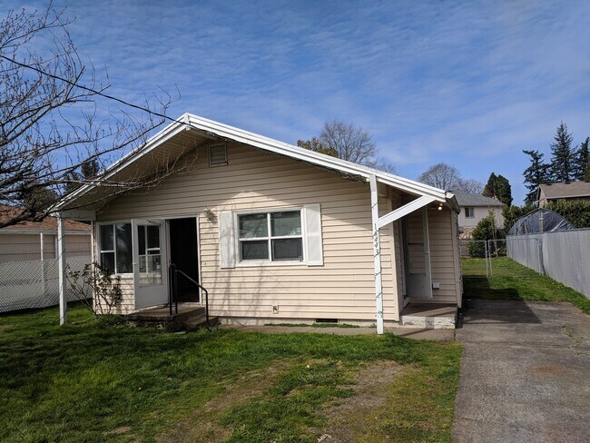 Building Photo - Great SE Portland Bungalow Close to Lynchview Park!