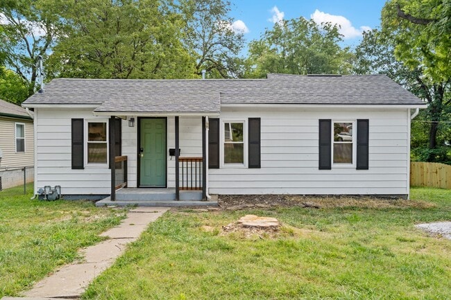 Building Photo - Updated 3 bed/1 bath home. With fully fenc...
