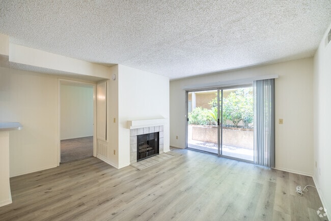 2BR, 2BA - 960SF - Living Room