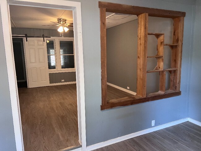 Photo - 327 E Zipp Rd