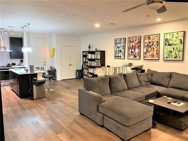 Building Photo - 1615 E 7th St Unit 304