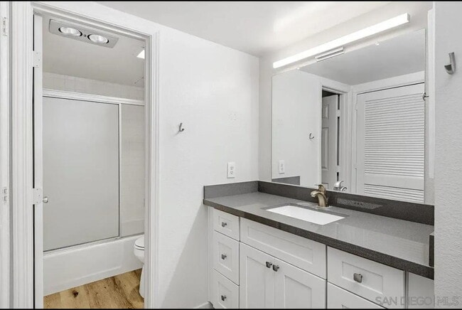 Building Photo - "Chic 1-Bedroom Oasis with Modern Elegance... Rental