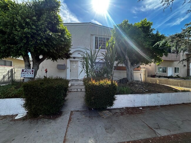 Building Photo - 6466 Balboa Blvd Unit #5