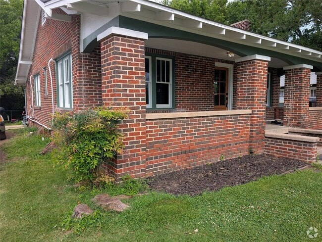 Building Photo - 216 N University Blvd Rental