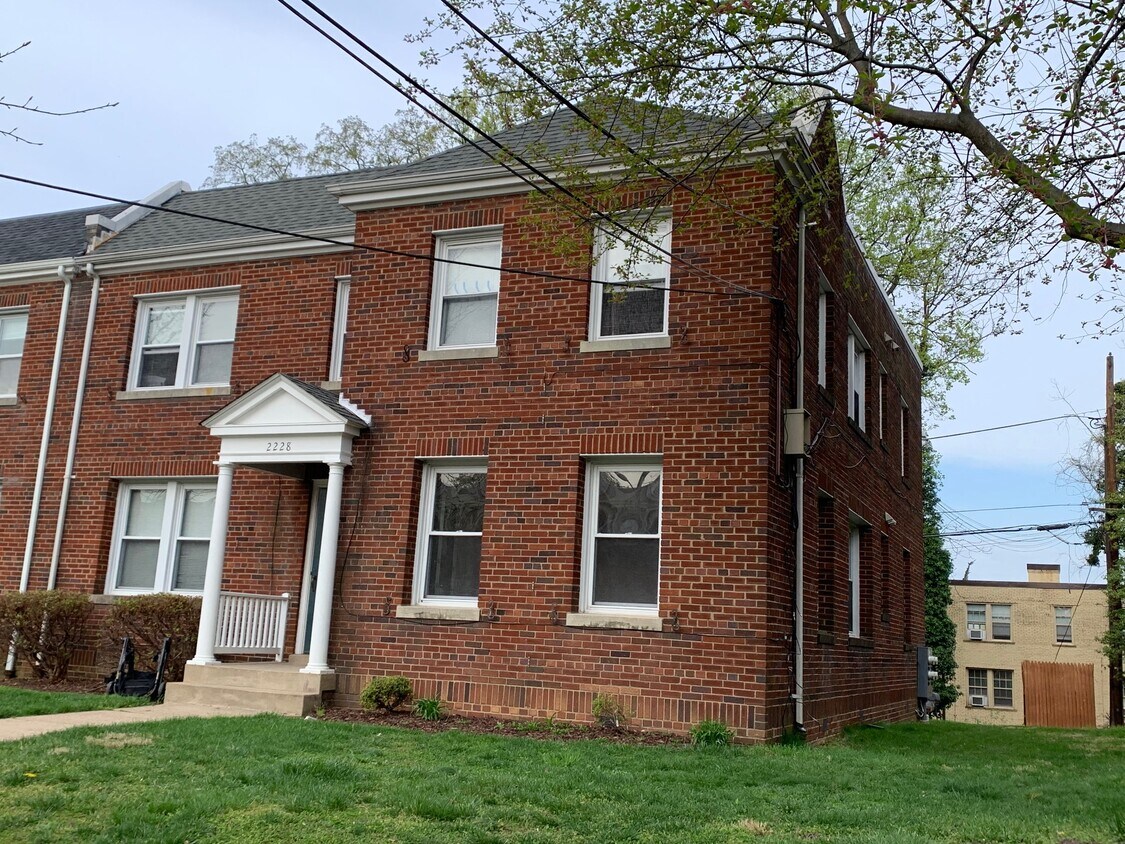 Photo - 2228 40th Pl NW (Washington, DC)