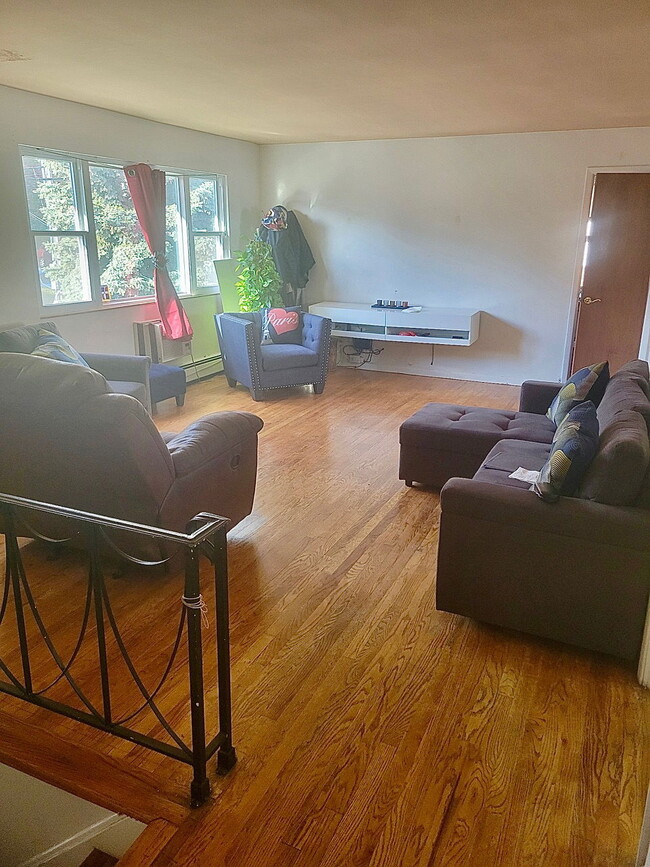 Building Photo - 412 Commercial Ave Unit 2