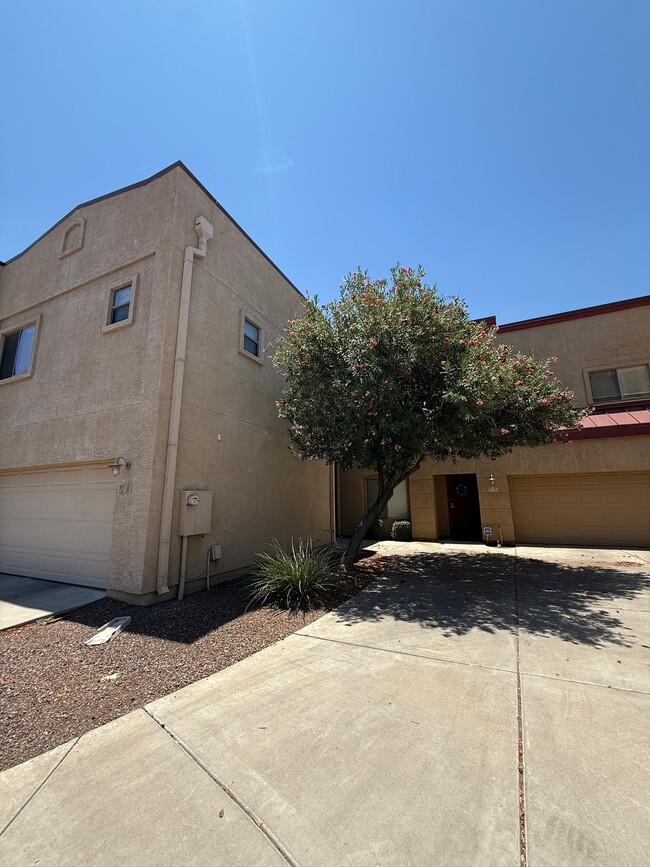 Building Photo - 1015 S Val Vista Dr