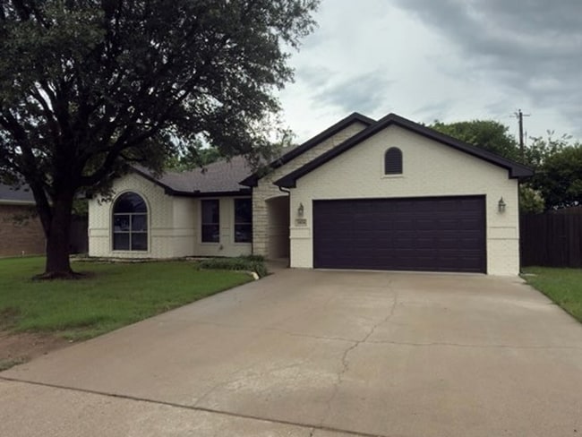 Building Photo - Beautiful 4 bedroom 2 bath home centrally located for added convenience