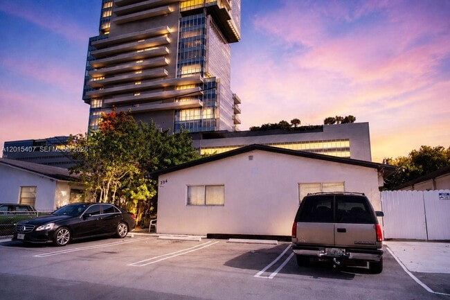 Building Photo - 304 SE 9th Ct Unit 6