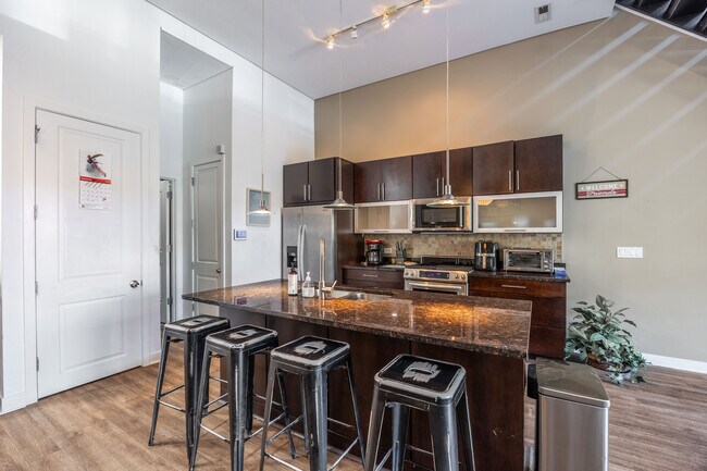 Photo - 1002 W Lake St Unit 2