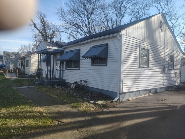 Building Photo - 1936 Shaftesbury Rd