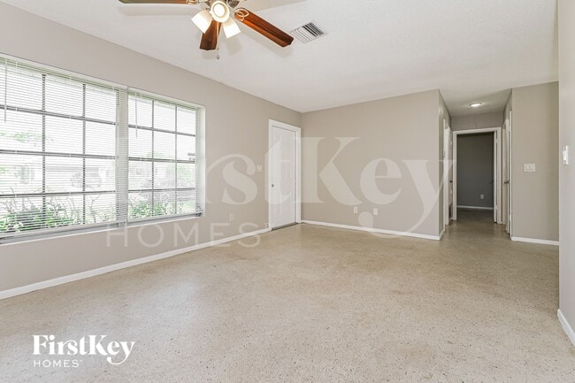 Photo - 687 SW Heather St