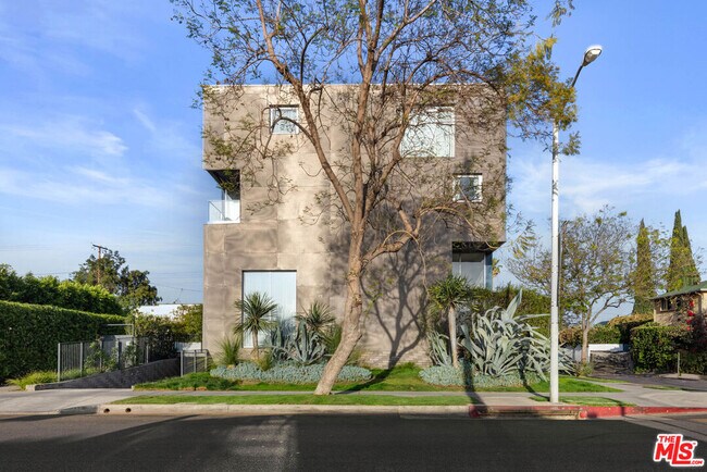 Building Photo - 7907 Willoughby Ave Unit 4