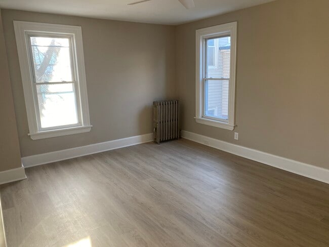 Living room - 1975 Coltman Rd